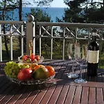 Panorama-Meerblick in der Villa Atlantic mit Strandkorb am Strand