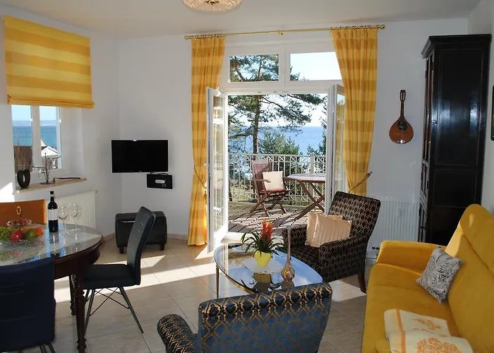 Panorama-Meerblick in der Villa Atlantic mit Strandkorb am Strand